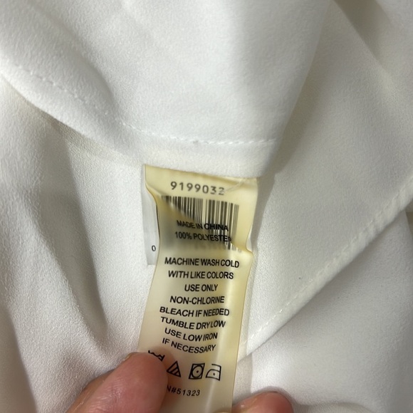 VINCE CAMUTO Women's Sleeveless V-neck Blouse size Small - Picture 9 of 9